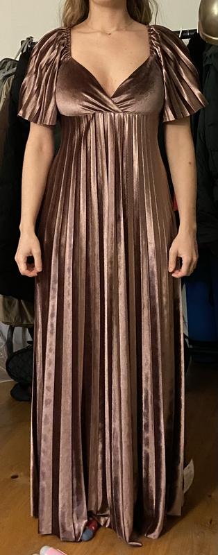 ASOS DESIGN Petite twist back empire waist velvet pleated maxi dress in  gold | ASOS