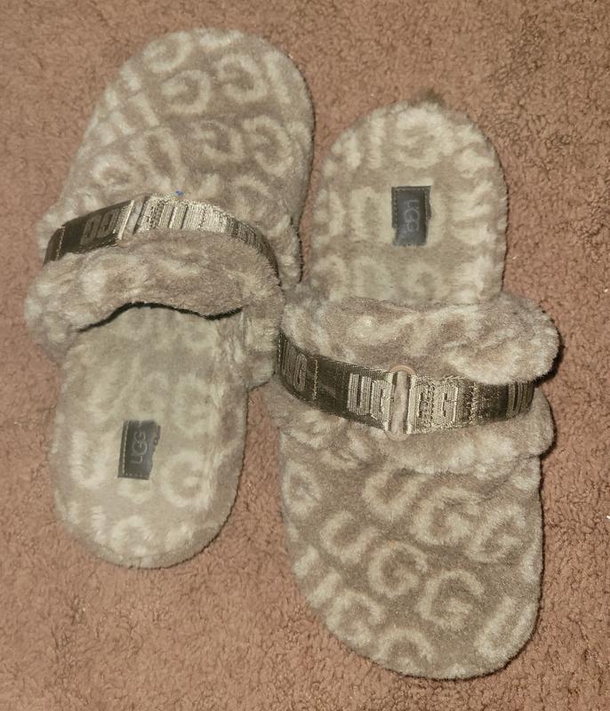 Ugg fluff it pop sheepskin slippers in all over logo print Ugg fluff it pop sheepskin slippers in all over logo print