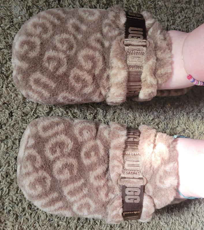 Ugg fluff it pop sheepskin slippers in all over logo print Ugg fluff it pop sheepskin slippers in all over logo print