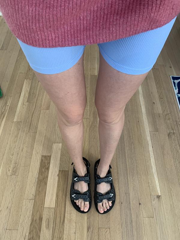 Sandalias negras planas con suela gruesa y diseño guateado de