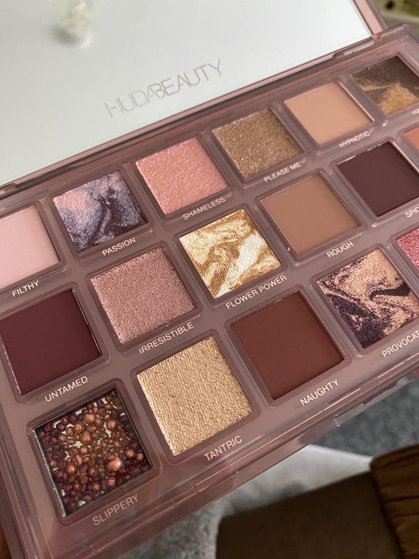 Huda Beauty – Paleta cieni do powiek nude – Naughty | ASOS