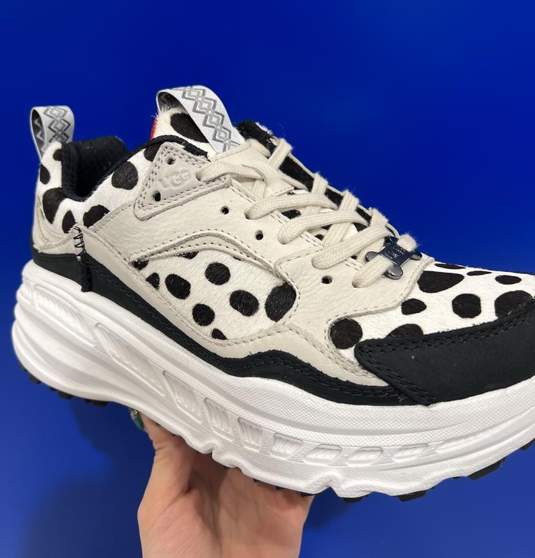 UGG CA805 Dalmatian（アグ CA805 ダルメシアン-オフホワイト