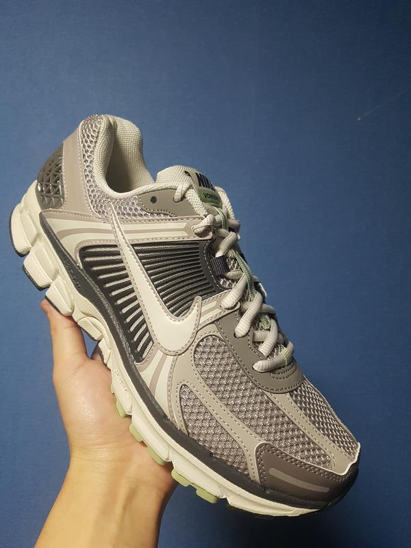NIKE W ZOOM VOMERO 5 COBBLESTONE/LIGHT BONE-LIGHT BONE
