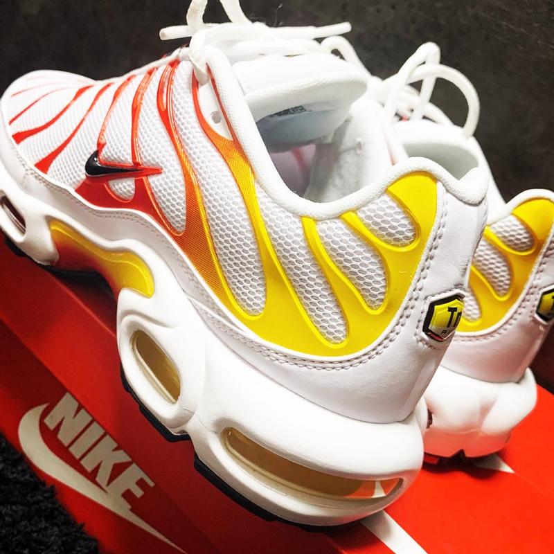 NIKE AIR MAX PLUS WHITE/BLACK-UNIVERSITY GOLD（ナイキ エア