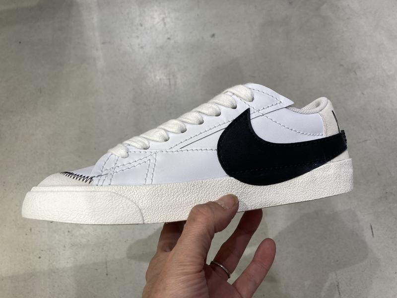 NIKE W BLAZER LOW '77 JUMBO WHITE/BLACK-WHITE-SAIL 22SP-I