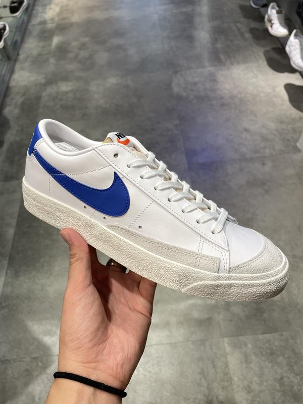 NIKE BLAZER LOW '77 VNTG WHITE/HYPER ROYAL-WHITE-WHITE 21HO-I