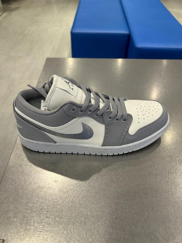 JORDAN BRAND WMNS AIR JORDAN 1 LOW SE LT STEEL GREY/SAIL-WHITE 23SU-I