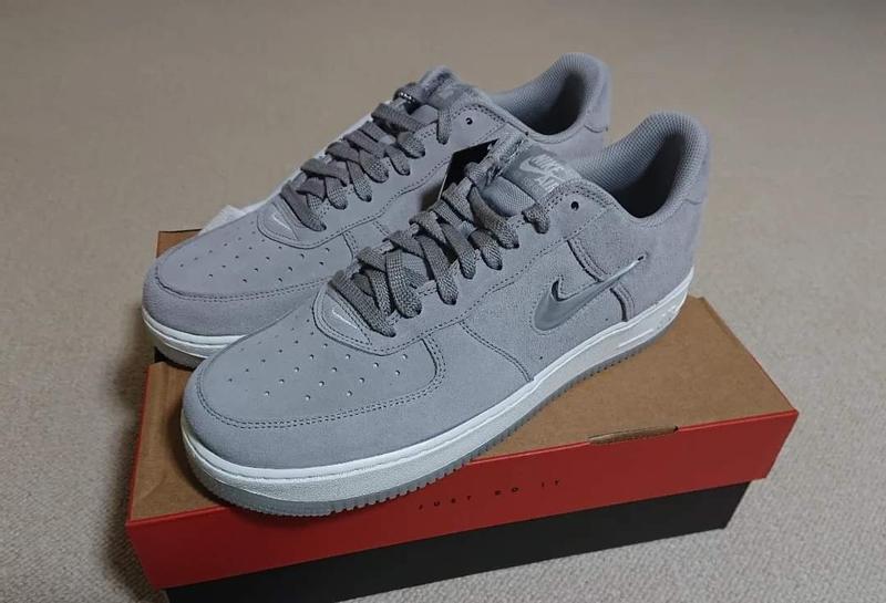 NIKE AIR FORCE 1 LOW RETRO LT SMOKE GREY/LT SMOKE GREY-SUMMIT 