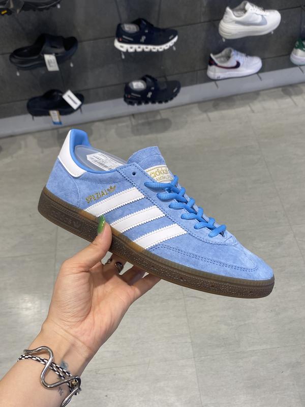 adidas HANDBALL SPEZIAL LIGHT BLUE/FOOTWEAR WHITE/GUM 24SS-S