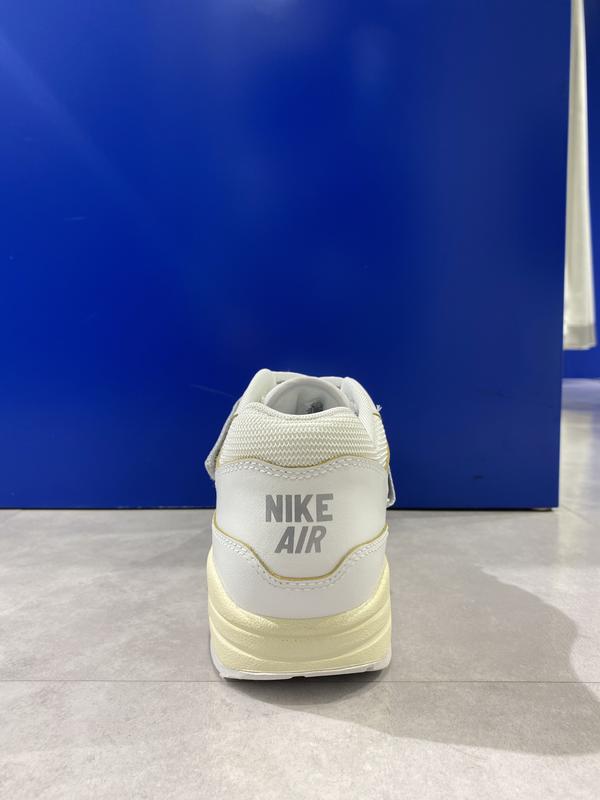 Nike Air Max 1 ホワイト/ゴールド 27cm 交換用スウッシュ付き Nike Air Max 1 ホワイト/ゴールド 27cm 交換用スウッシュ付き