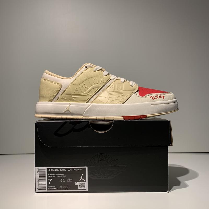 JORDAN BRAND JORDAN NU RETRO 1 LOW TATUM PE PALE IVORY/UNIVERSITY
