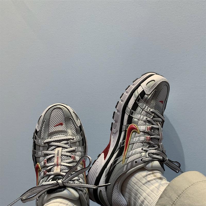 NIKE W P-6000 WHITE/VARSITY RED-MTLC PLATINUM(ナイキ NIKE W P-6000 WHITE/VARSITY RED-MTLC PLATINUM(ナイキ