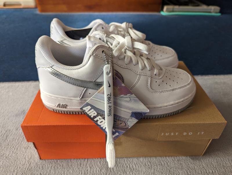 NIKE AIR FORCE 1 LOW RETRO WHITE/METALLIC SILVER-METALLIC NIKE AIR FORCE 1 LOW RETRO WHITE/METALLIC SILVER-METALLIC