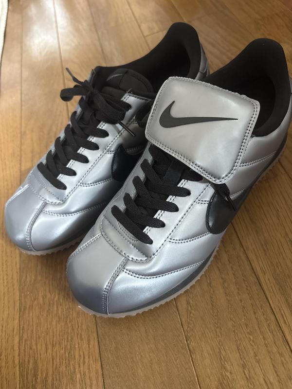 NIKE CORTEZ SE MTLC COOL GREY/BLACK-GUM DARK BROWN（ナイキ