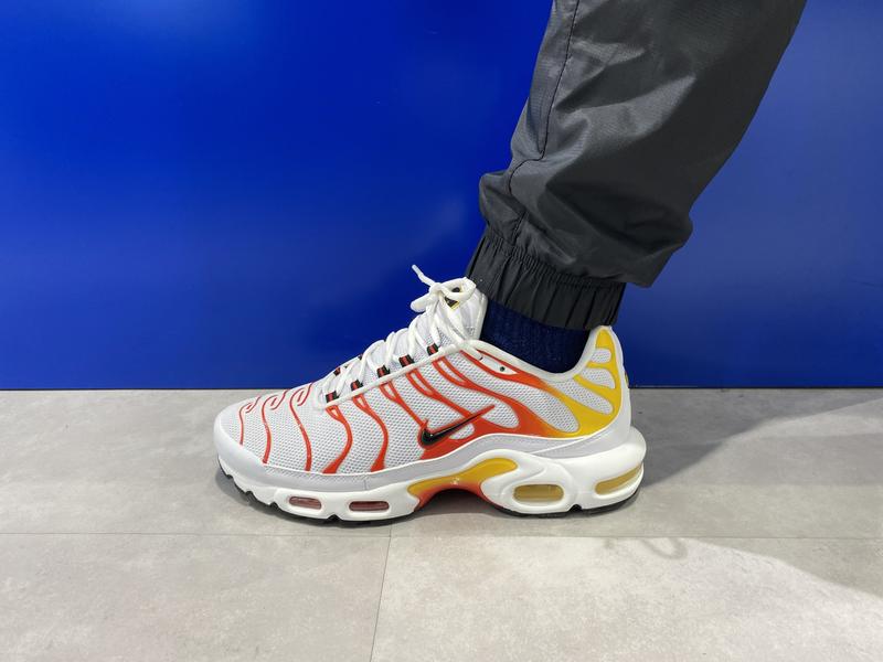 NIKE AIR MAX PLUS WHITE/BLACK-UNIVERSITY GOLD(ナイキ エア NIKE AIR MAX PLUS WHITE/BLACK-UNIVERSITY GOLD(ナイキ エア