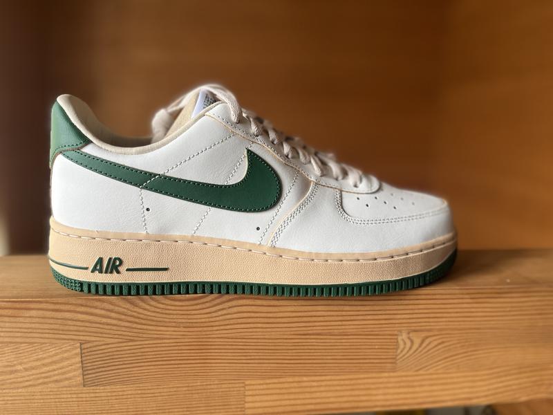 NIKE WMNS AIR FORCE 1 '07 LV8 SAIL/GORGE GREEN-SESAME-PEARL WHITE