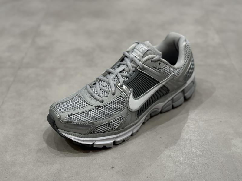 NIKE スニーカー/箱付き　ズームボメロ5 zoom vomero5 26cm ナイキ「ズーム ボメロ 5 “Metallic Silver”」は履きやすい