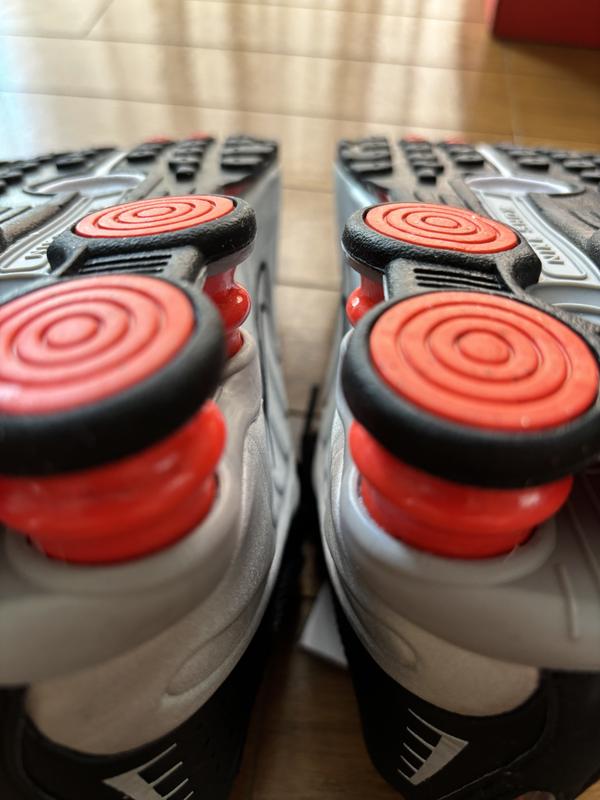 NIKE SHOX R4 BLACK/METALLIC SILVER-MAX ORANGE（ナイキ