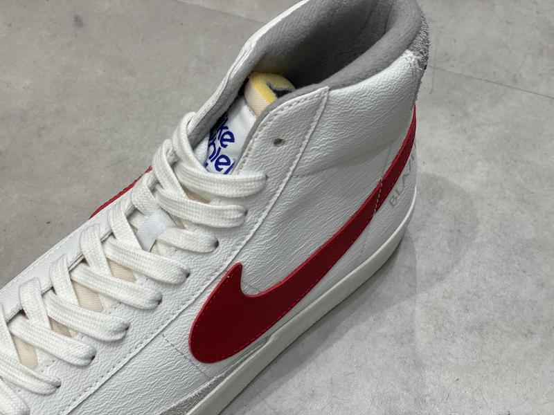 NIKE BLAZER MID '77 WHITE/GYM RED-LT SMOKE GREY-PHANTOM 22SP