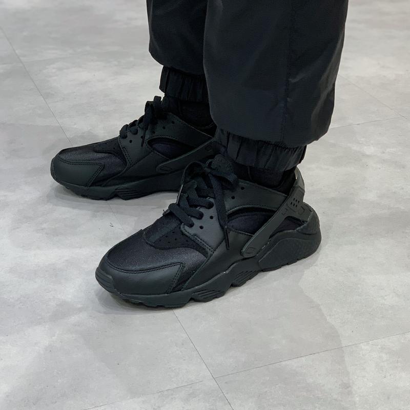 NIKE W AIR HUARACHE BLACK/BLACK-ANTHRACITE 22FA-I|atmos（アトモス） 公式オンラインストア