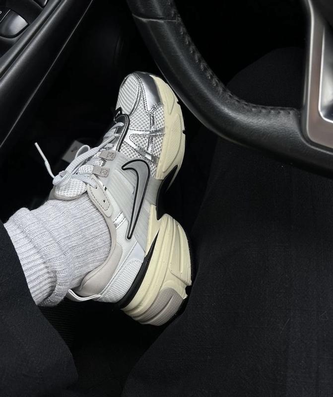 トレンド【NIKE】完売間近 V2K ラン 楽天市場】お得な割引クーポン発行中!!【送料無料 ナイキ V2K