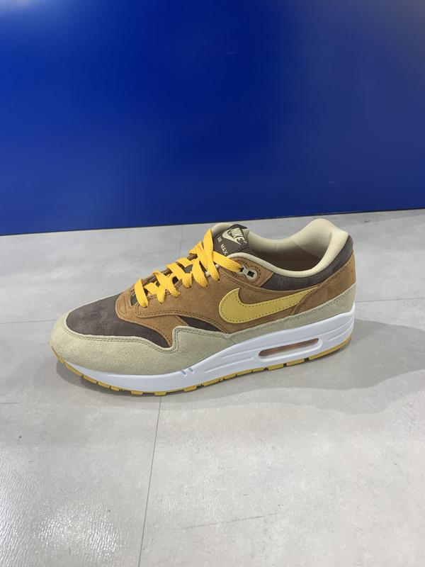 Nike Air Max 1 PRM ブラウン/イエロー スニーカー NIKE AIR MAX 1 PRM PECAN/YELLOW OCHRE-BAROQUE BROWN 22HO-I