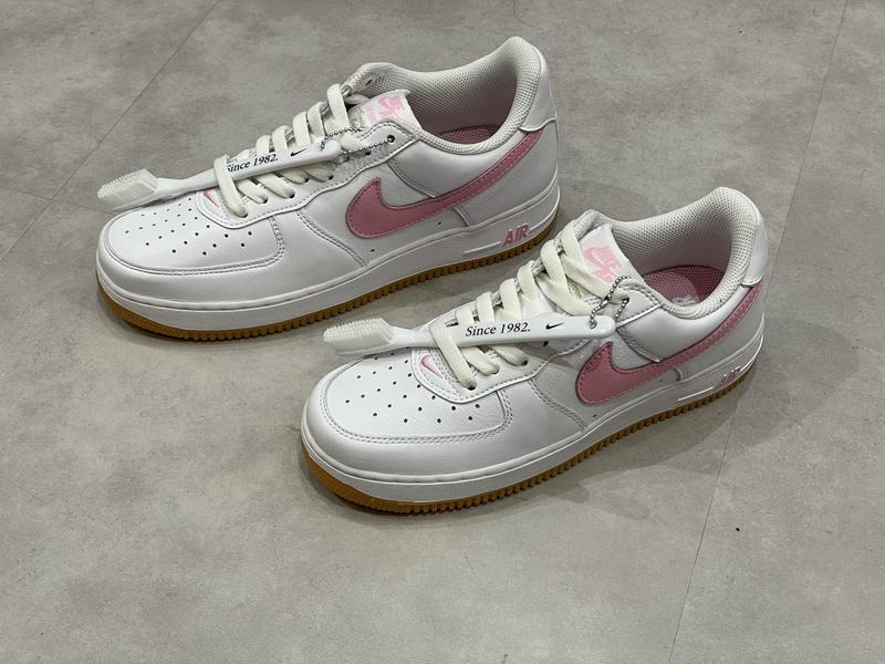 NIKE AIR FORCE 1 LOW RETRO WHITE/PINK-GUM YELLOW-METALLIC GOLD 22HO-I