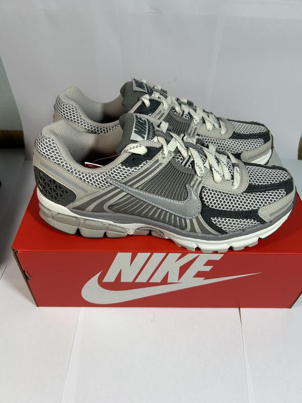 NIKE ZOOM VOMERO 5 PRM LT IRON ORE/METALLIC SILVER-PHOTON
