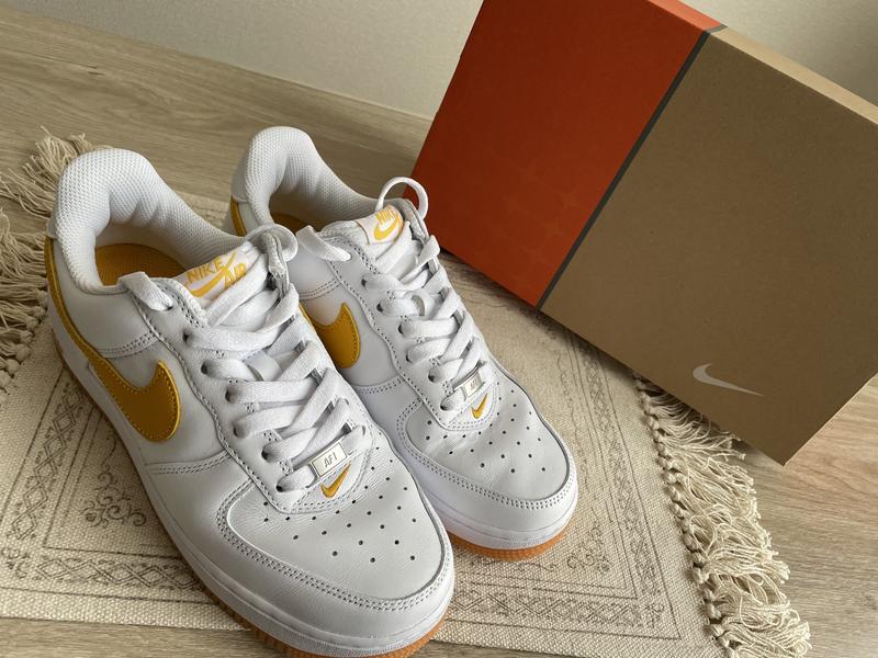 NIKE AIR FORCE 1 LOW RETRO QS WHITE/UNIVERSITY GOLD-GUM YELLOW 23SU-S