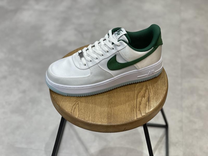 NIKE W AIR FORCE 1 '07 ESS SNKR WHITE/SPORT GREEN-SPORT GREEN-ICE