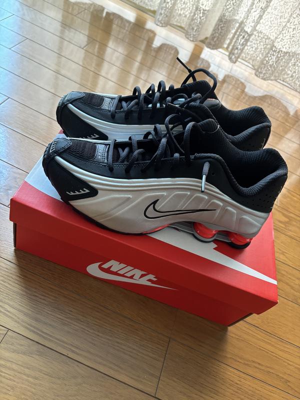 NIKE SHOX R4 BLACK/METALLIC SILVER-MAX ORANGE（ナイキ