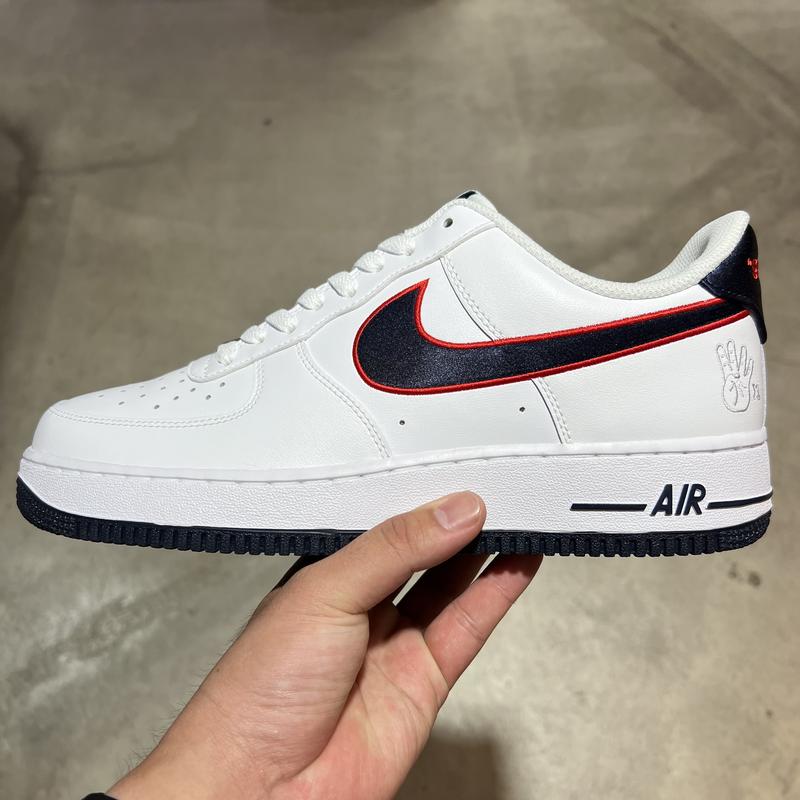 NIKE WMNS AIR FORCE 1 '07 REC WHITE/OBSIDIAN-UNIVERSITY RED-WOLF