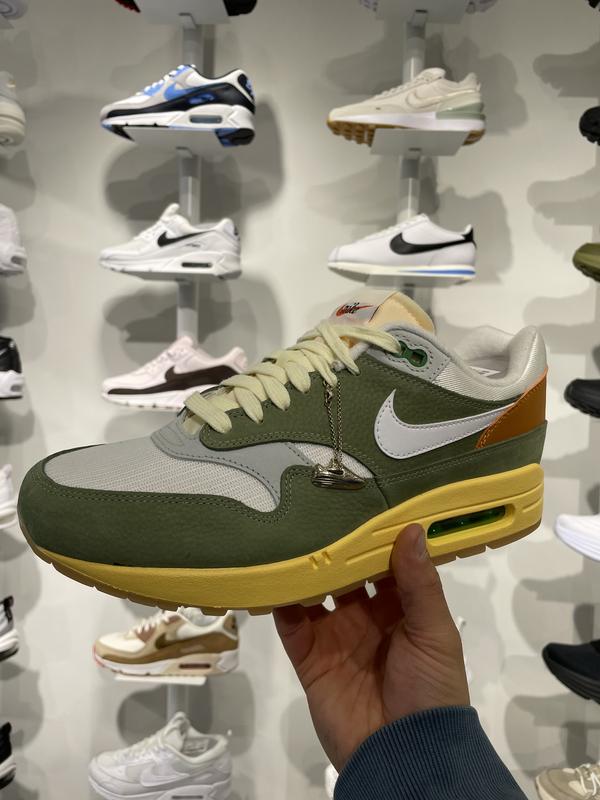 NIKE W AIR MAX 1 PRM OIL GREEN/WHITE-SAIL-MONARCH 23SP-I