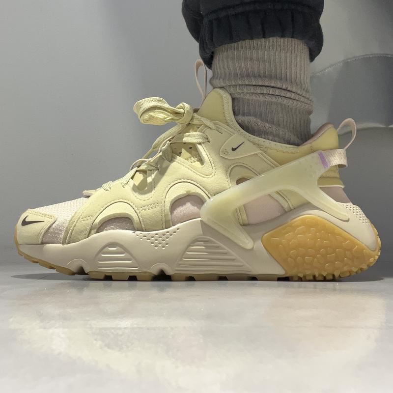 NIKE W AIR HUARACHE CRAFT SANDDRIFT/EARTH-TEAM GOLD-PINK OXFORD 23SP-I