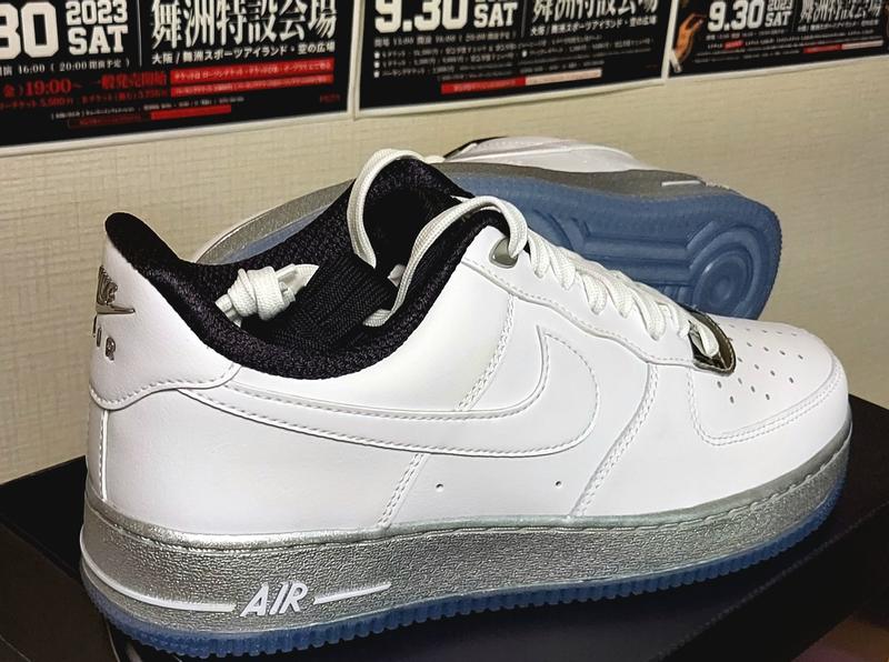 【新品/箱付】NIKE  WMNS AIR FORCE 1 '07 SEシルバー紐黒も同封します