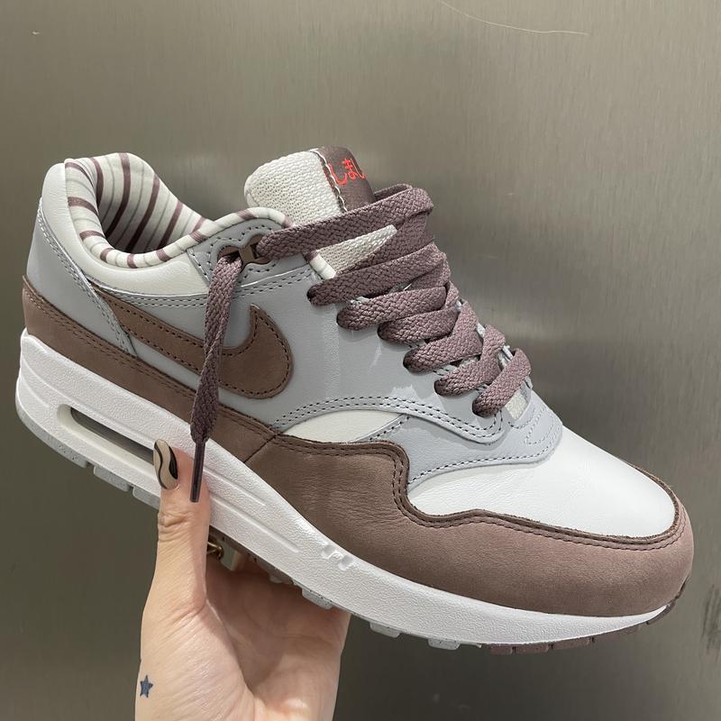 NIKE AIR MAX 1 PRM SUMMIT WHITE/PLUM ECLIPSE-WOLF GREY 23SP NIKE AIR MAX 1 PRM SUMMIT WHITE/PLUM ECLIPSE-WOLF GREY 23SP