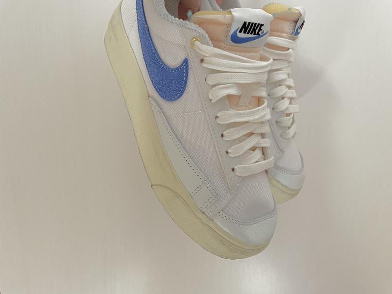 NIKE W BLAZER LOW PLATFORM SAIL/GAME ROYAL-LEMON DROP-BLACK 21HO-I