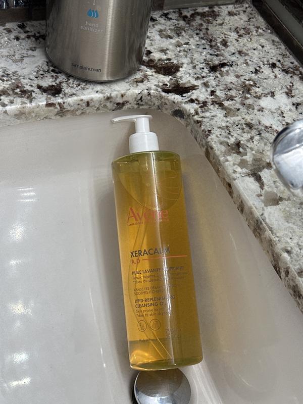 XeraCalm A.D Lipid-Replenishing Cleansing Oil | Avène