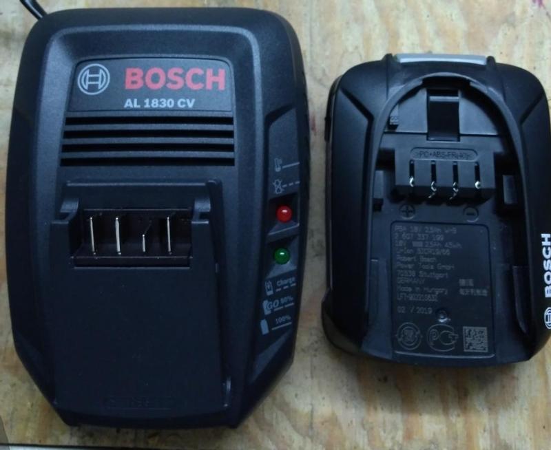 Bosch Starter set Batterie PBA 18V 2.5Ah W-B + chargeur 1h
