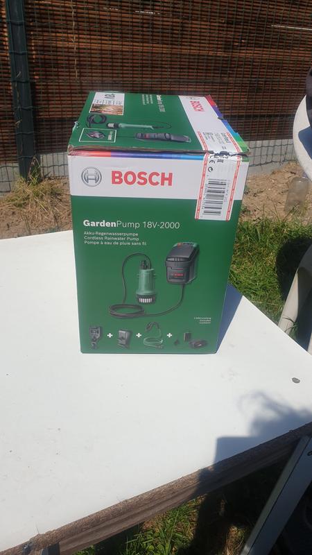 Pompe pour récupérateur d'eau de pluie BOSCH GardenPump 18V, batterie de  2,5Ah