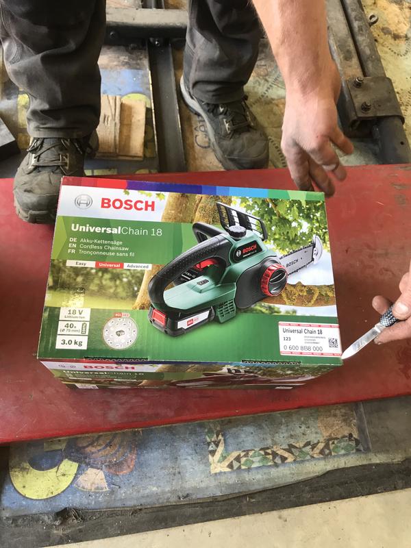 Bosch Home and Garden Tronçonneuse sans fil Bosch - UniversalChain 18  (Livrée sans batterie ni chargeur, avec huile 80 ml, système 18V, longueur  de
