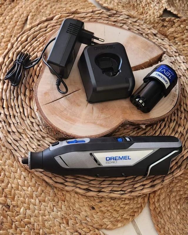 Dremel 8240 Outil Rotatif Sans Fil 12V 2Ah - Multifonction Avec 5 Accessoires, Vitesse Variable 5000-35000 Tr/min