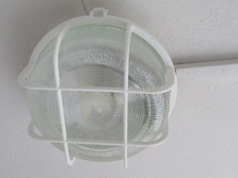 LED Leuchte an der Decke montiert