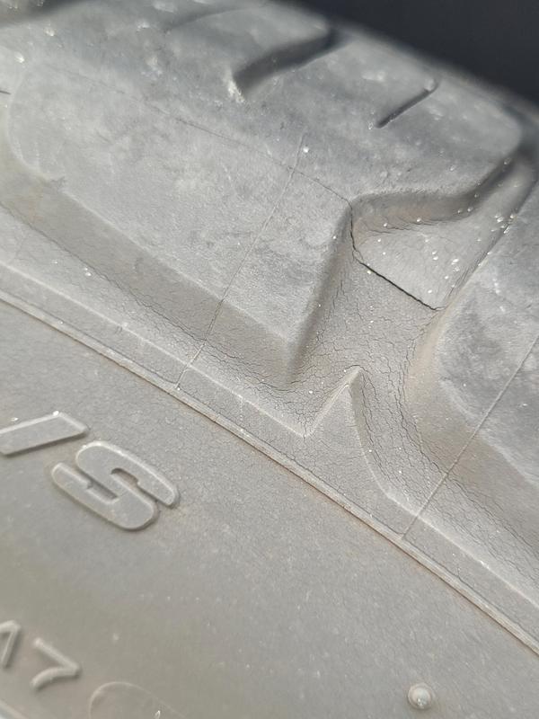 Cracks all around thread