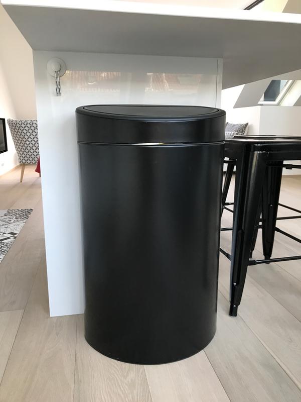 Poubelle Touch Bin demi lune 40 L noire Brabantia - A pression