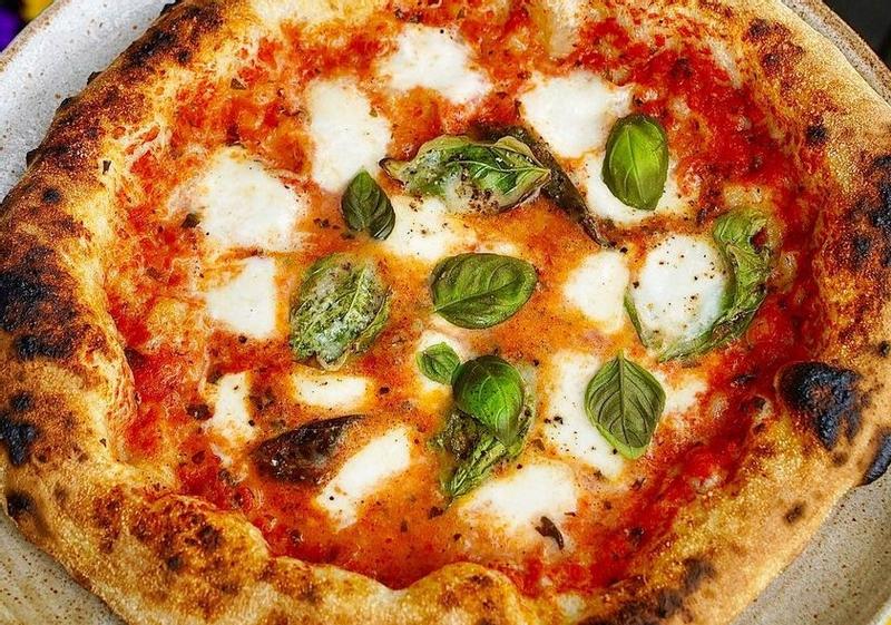 Ce véritable four à pizza italien à pierre réfractaire atteint 400 °C