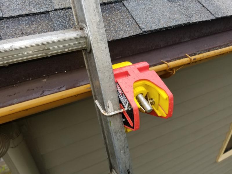 Lock Jaw Ladder Grip, (1 Single Unit) Ladder Stabilizer, Fits on Gutters in  Seconds, Slide Lock, Rolling Safety Device, Ladder Gutter Clip : :  Tools & Home Improvement