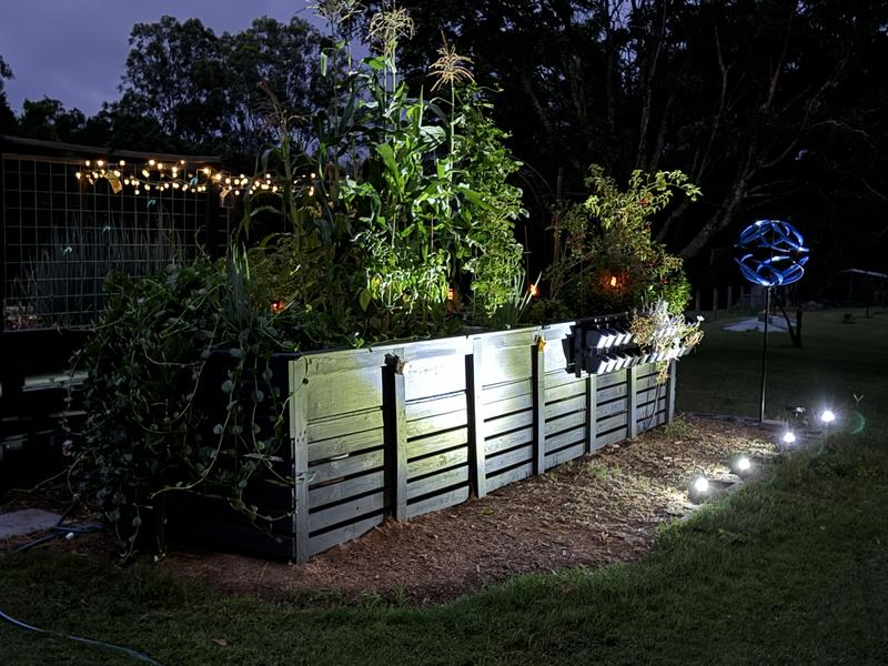 Gardenglo 400lm solar powered deals 4 x led spotlights