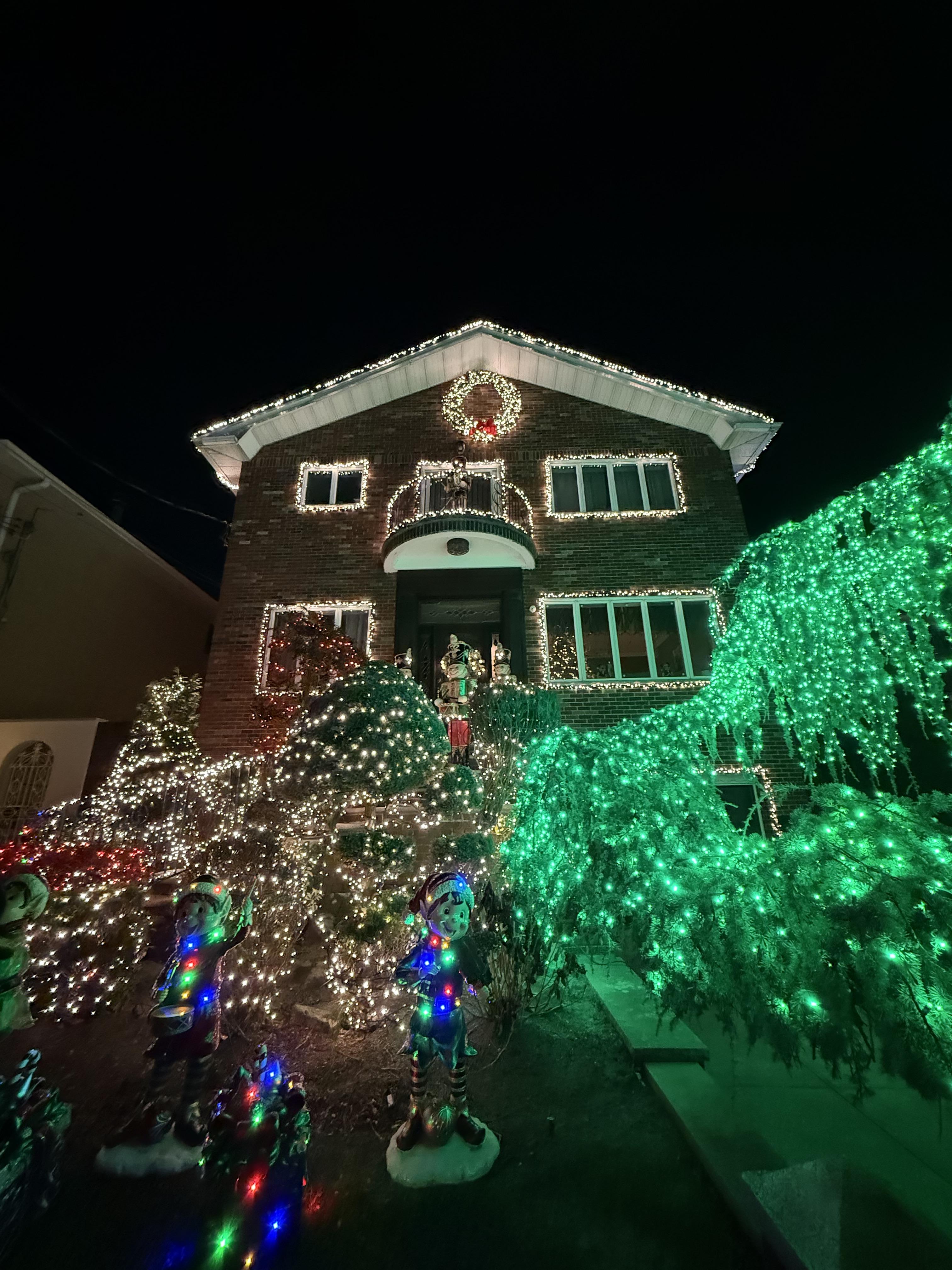 Christmas Lights Walking Tour of Brooklyn | The New York Pass®