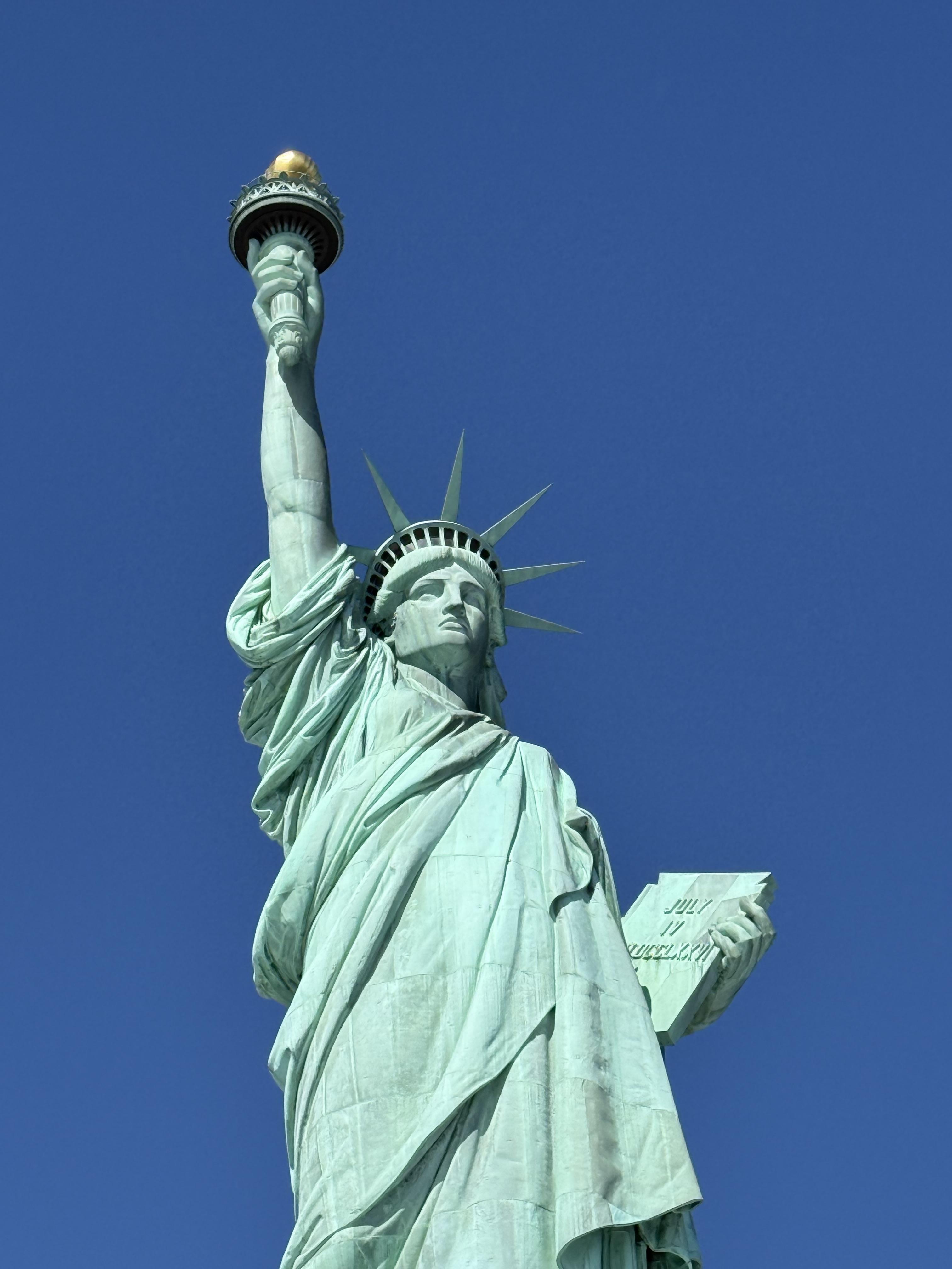 自由の女神とエリス島往復フェリーと移民博物館 | ニューヨーク・パス®